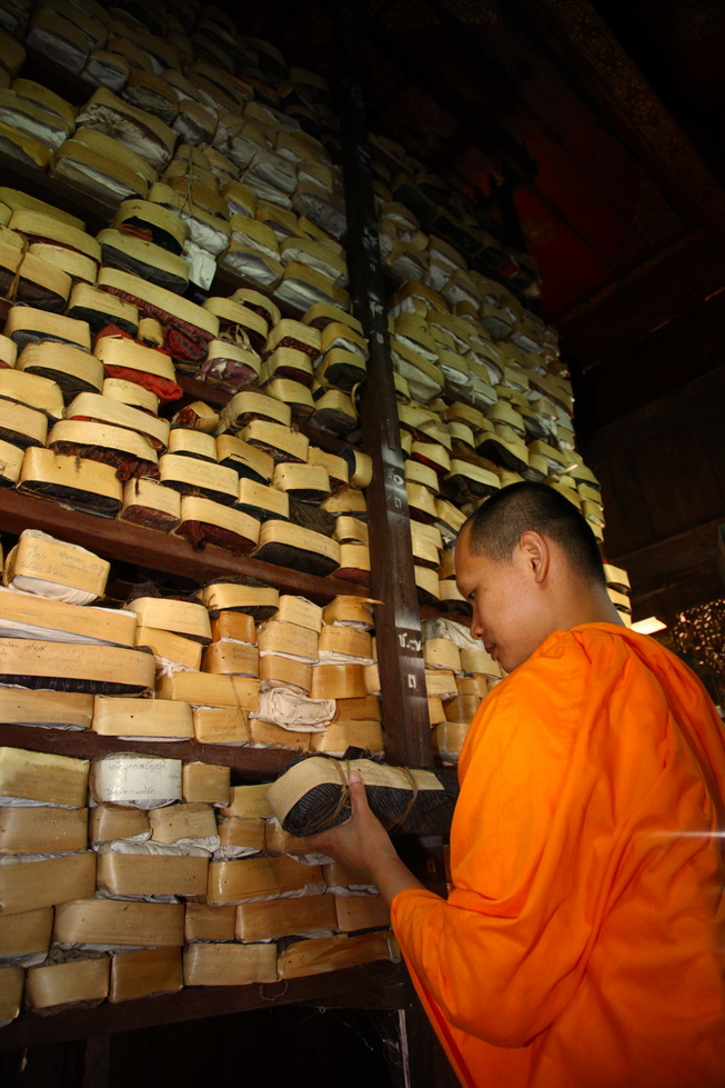 thai/03 คัดเลือกใบลานบนชั้นเก็บคัมภีร์.JPG